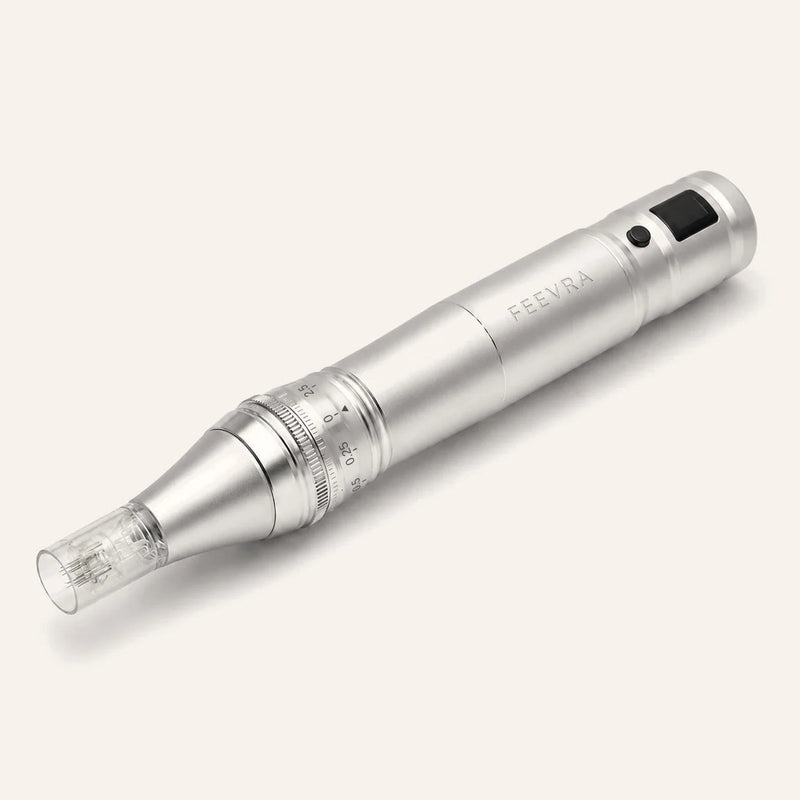 Feevra Microneedling Pen argenté avec cartouche d’aiguilles stérile et écran LED, vu de biais